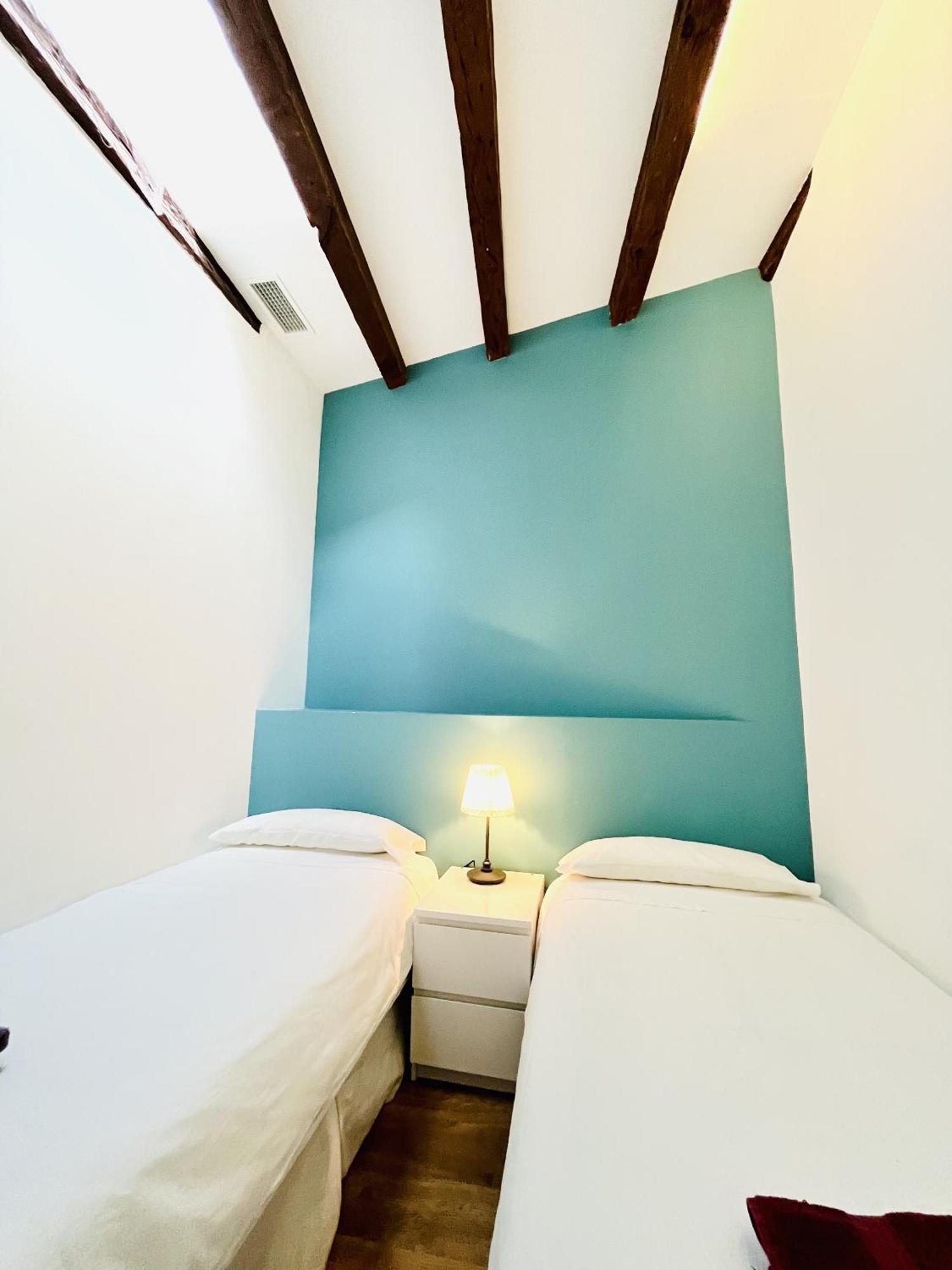 Dplace To Be - Amazing Apartments In Historic Center Madrid Rum bild